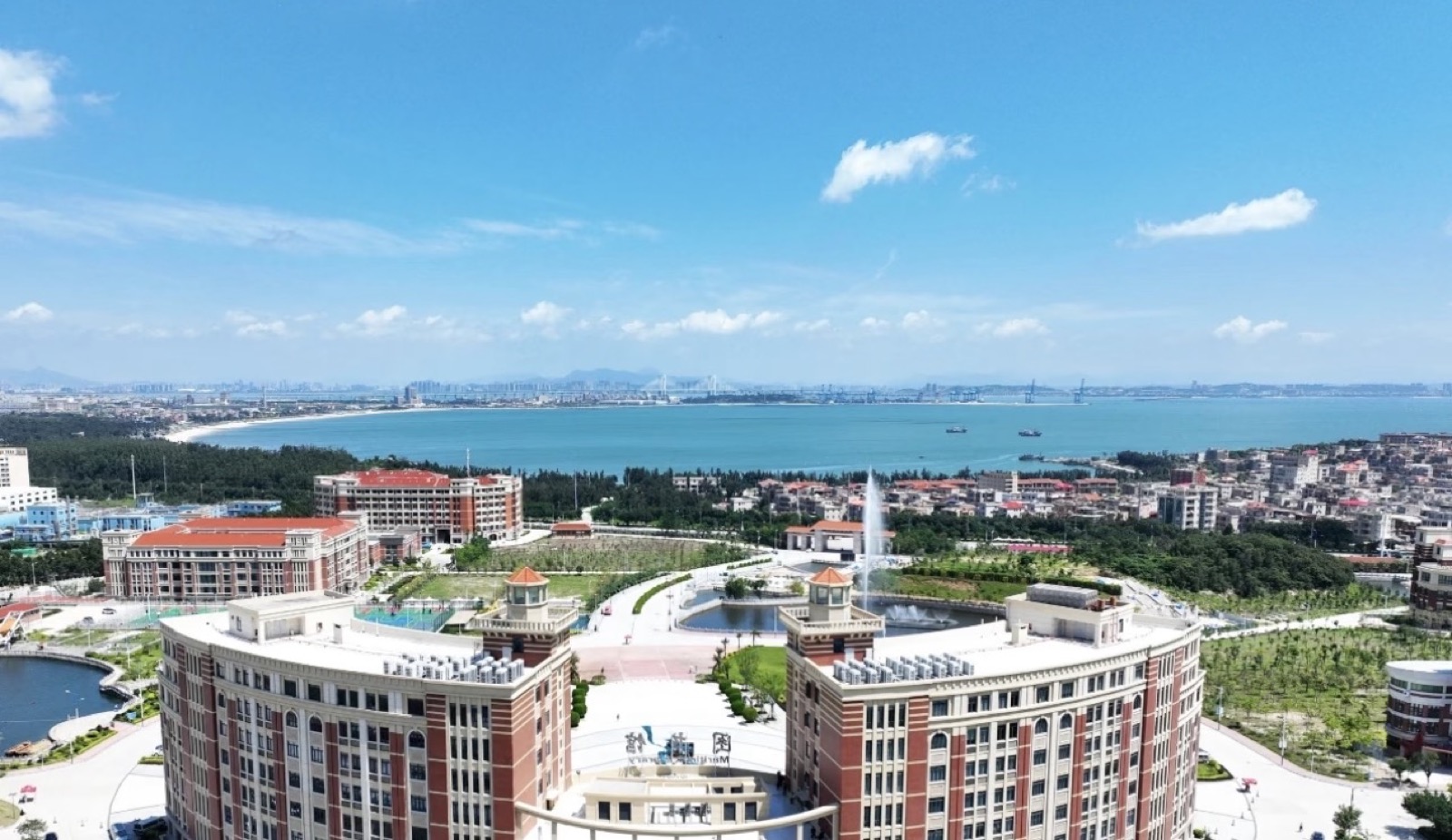 泉州海洋职业学院校园航拍,远处为海湾与跨海大桥
